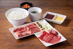黒毛和牛赤身・カルビ・ハラミ、ご飯、スープ、キムチがついた「焼肉の日ごちそうセット」