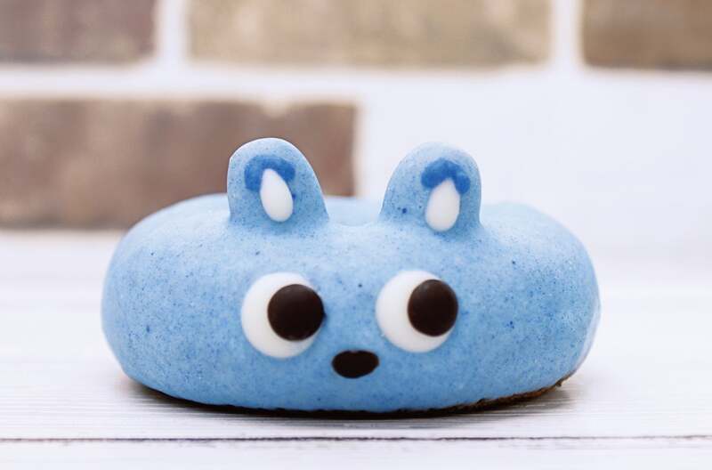 「もころん」のかわいい顔を表現したドーナツ