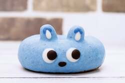「もころん」のかわいい顔を表現したドーナツ