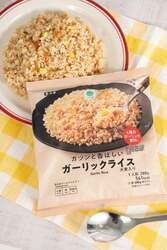 ファミマルKITCHEN「ガツンと香ばしいガーリックライス」パッケージ