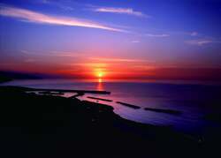 日本海の美しい夕日