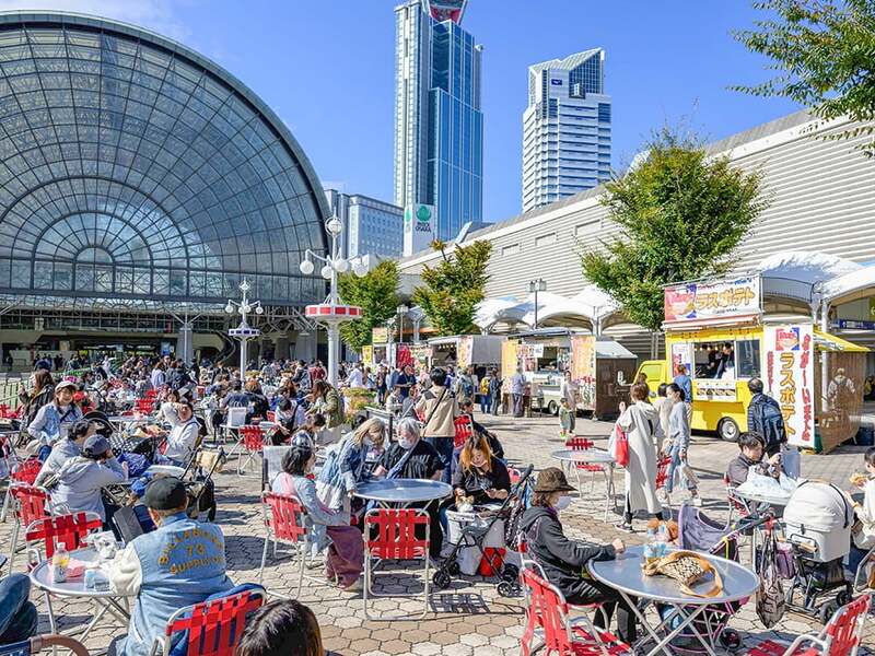 人気のキッチンカーが集合！屋内・屋外どちらにも飲食スペースがあります