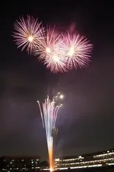 真下から見上げる絶景花火は迫力満点！