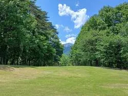 北アルプスの山々を望む国営アルプスあづみの公園の風景