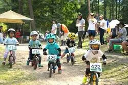「2歳から挑戦できるランニングバイクレース！　北アルプスの国営公園で10月24日開催」の写真