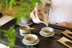 「世界のお茶を飲み比べ！24ブランド集結の茶文化イベントが丸の内KITTEで開催」の写真