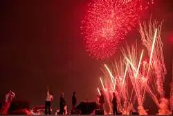 多摩川両岸から打ち上がる花火