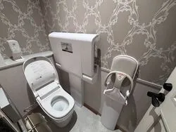 カフェには3つのトイレがあり、すべての個室に乳幼児用専用チェアが設置されています