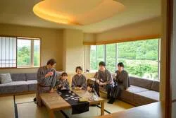 独立した2寝室で多世代も安心。特別室「三日月の間」で楽しむ「宮城方言かるた」