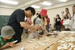 大鳥居・鹿・紅葉などの焼印を押してオリジナル杓子をつくる杓子焼印体験