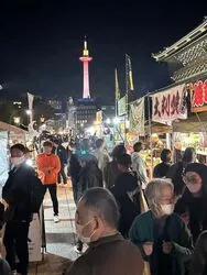 東本願寺前「お東さん広場」に広がる京都夜市の賑わい