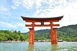 世界遺産・嚴島神社と大鳥居。京都夜市の姉妹夜市「宮島夜市」が開かれる地から、宮島観光協会が京都へ