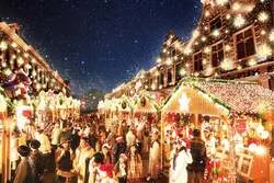 温かな光に包まれた屋台が並ぶクリスマスマーケット