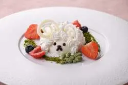 パティシエ体験教室で羊のケーキをデコレーション