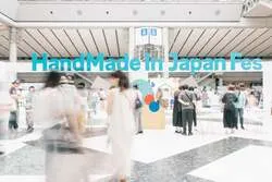クリエイターのオリジナリティあふれるブースが並ぶ会場の様子