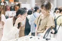 ハンドメイド作品が並ぶマーケットエリアの様子