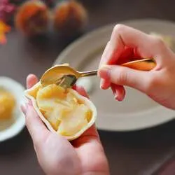 「栗を抱えた姿がキュート！自分で仕上げる「ハムスターモナカ 栗餡」が秋限定で登場」の写真