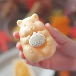 「栗を抱えた姿がキュート！自分で仕上げる「ハムスターモナカ 栗餡」が秋限定で登場」の写真