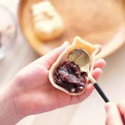 「栗を抱えた姿がキュート！自分で仕上げる「ハムスターモナカ 栗餡」が秋限定で登場」の写真