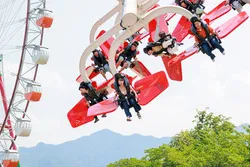「全日全力フリーパス学割」なら、遊園地のアトラクション乗り放題のフリーパスが学生特別価格に！
