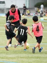 「サッカーや野球などプロと一緒に体験！等々力緑地で親子向け無料スポーツフェスタ」の写真