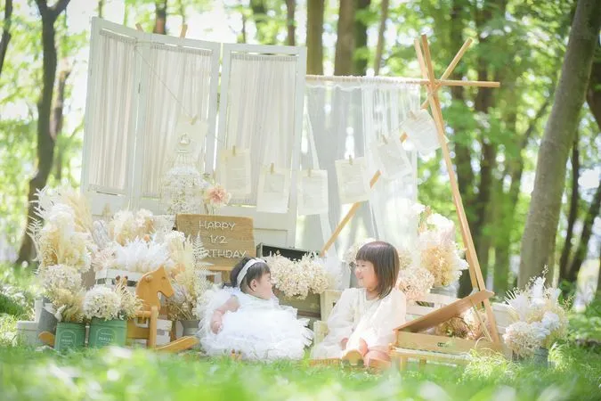 アンティークの小物に優しい色のお花を添えた特別なフォトブースで撮影