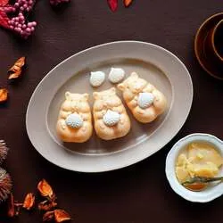 付属の栗のらくがんをのせると、栗を抱えた姿が完成