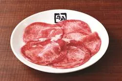 秘伝の塩だれで味付けした「牛角タン塩」