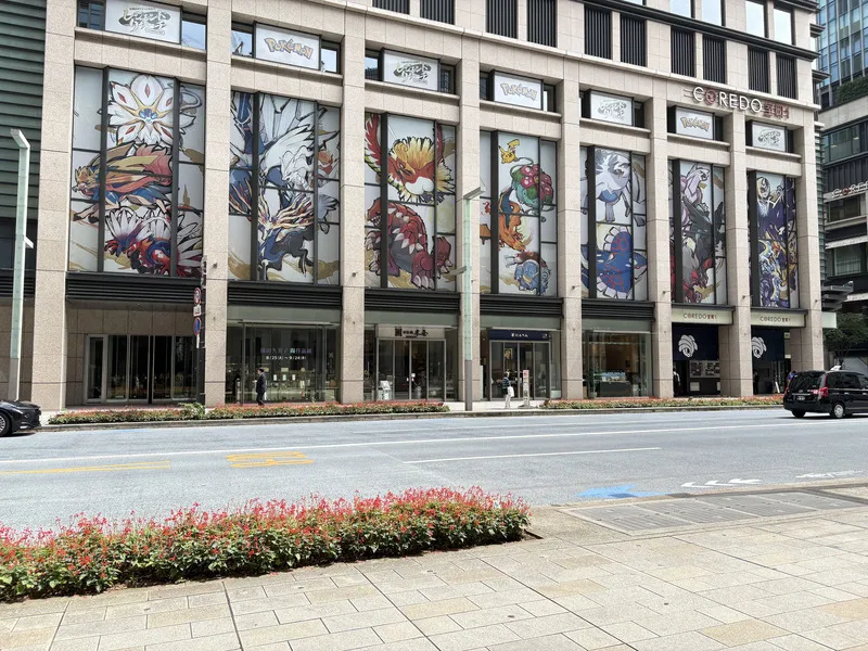 日本橋三井タワー最寄駅の東京メトロ銀座線「三越前駅」A7番出口正面には、外壁一面に装飾されたポケモンがお出迎え！