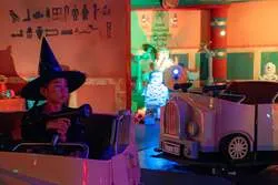 夜のパーク内アトラクションのイメージ