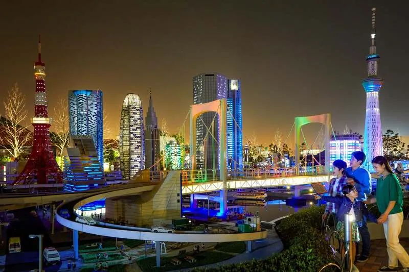 ライトアップされたミニランドの夜景