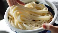 1玉から3玉まで同一価格で選べるうどん