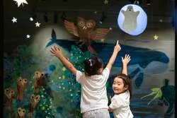 パーク内でおばけを探す「季節のかくれんぼ」の様子