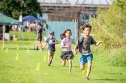 「天然芝で全力スポーツ！参加費無料の「多摩川スポーツフェス2026」開催」の写真