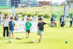 「天然芝で全力スポーツ！参加費無料の「多摩川スポーツフェス2026」開催」の写真