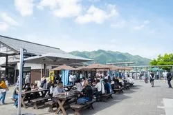 中庭のテーブル席でもゆっくり過ごせます