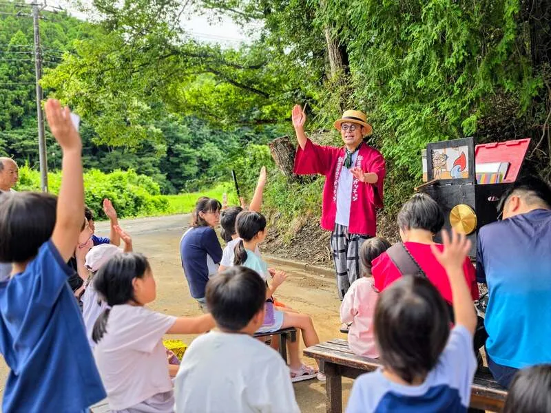 玄関前で行われる紙芝居（無料）