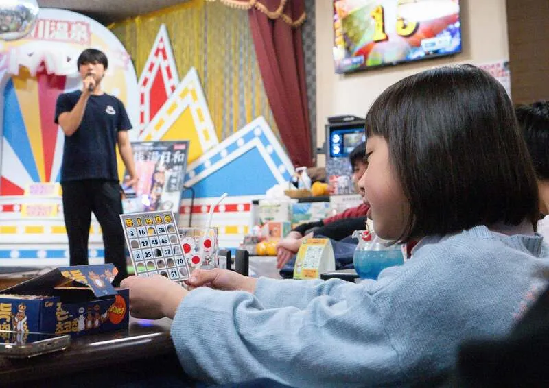 2階大広間で行われるファミリービンゴ（ビンゴカード1枚300円）