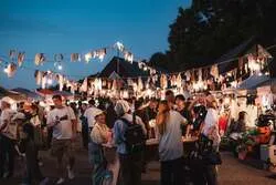 「昼から夜まで丸ごと楽しむ！生駒山麓の森マーケット「ほしともり」大阪・東大阪で開催」の写真