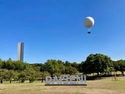 大仙公園上空をゆっくり上昇する「おおさか堺バルーン」