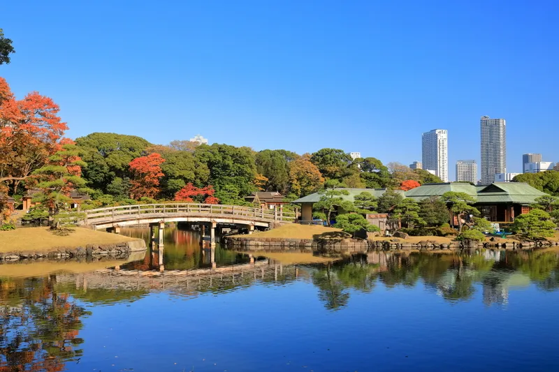 浜離宮中島の御茶屋（画像提供：kazukiatuko / PIXTA）