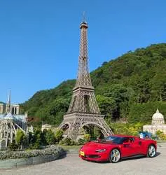 「車好き親子必見！東武ワールドスクウェアで世界の建築物とスーパーカーが共演」の写真