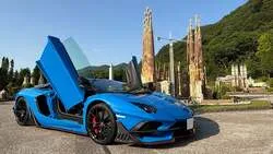 「車好き親子必見！東武ワールドスクウェアで世界の建築物とスーパーカーが共演」の写真