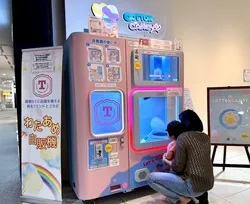 製造工程を見守る親子。完成までのワクワク感も魅力です