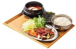 甘辛カルビとキムチがのった定食スタイル