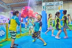 水遊びで大はしゃぎ