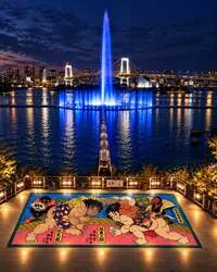 夜景と噴水、花絵が一体となった幻想的な風景