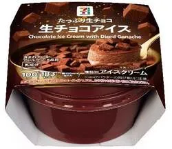 生チョコブロックを敷き詰めた濃厚なカップアイス