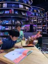 「話しかけると限定ステッカーGET！　水族館アトアで小学生向け「顔パス」がスタート」の写真