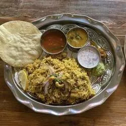 「巨大ゾウが境内を練り歩く！光恩寺で入場無料のインドフェスタ　カレー16店集結」の写真